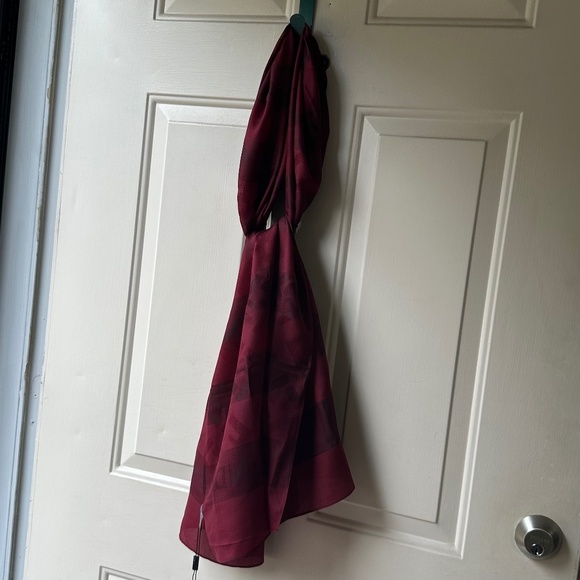 New with tag designer women's Scarf. - Picture 9 of 14